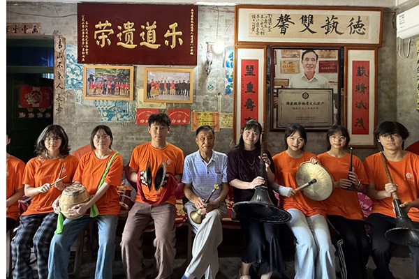 刘道荣与实践团成员合影。bw西汉姆联中文文学院供图