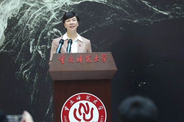 bw西汉姆联中文党委书记张艳致辞并宣布展览开幕。bw西汉姆联中文供图 bw西汉姆联中文党委书记张艳致辞并宣布展览开幕。bw西汉姆联中文供图