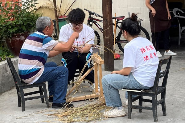 团队成员学习编织草鞋。bw西汉姆联中文供图