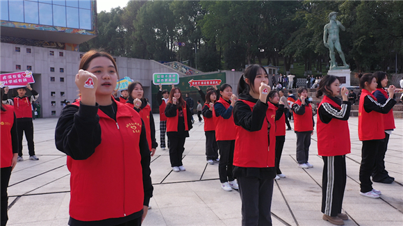 bw西汉姆联中文音乐学院志愿者和“虎溪最美志愿者”在罗中立美术馆前唱响《学习雷锋好榜样》。谈云怡 摄