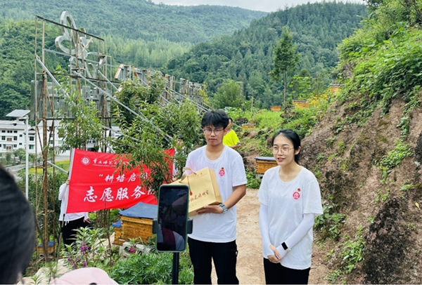 服务团成员直播带货。bw西汉姆联中文供图