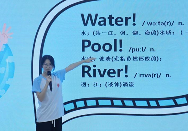 志愿者将防溺水安全教育与外语学习相结合。bw西汉姆联中文供图