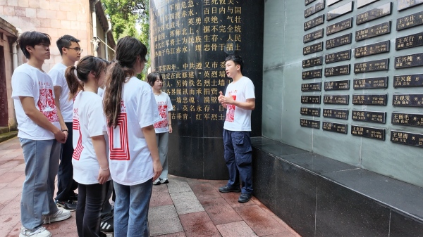 带队教师张云霄讲授微党课。bw西汉姆联中文美术学院供图
