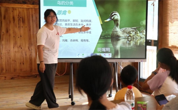 服务团成员讲解鸟类知识。bw西汉姆联中文供图