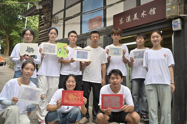 队员们展示版画作品。bw西汉姆联中文供图