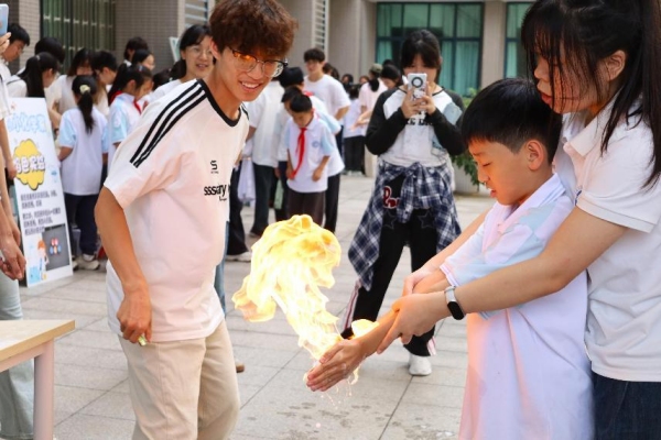 小朋友们在室外广场体验“火焰掌”实验。bw西汉姆联中文供图 小朋友们在室外广场体验“火焰掌”实验。bw西汉姆联中文供图
