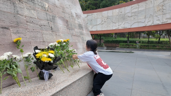 屈美芸在烈士纪念碑前献花。bw西汉姆联中文美术学院供图