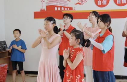 志愿者与小朋友一起跳手势舞。bw西汉姆联中文供图