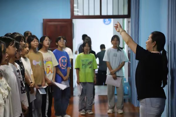 带队教师指导中学生练习齐唱。bw西汉姆联中文供稿图