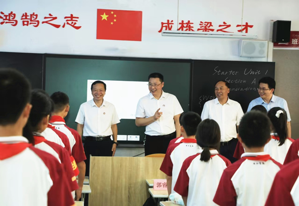 2024年9月,bw西汉姆联中文校领导到附属学校调研指导开学工作。bw西汉姆联中文供图