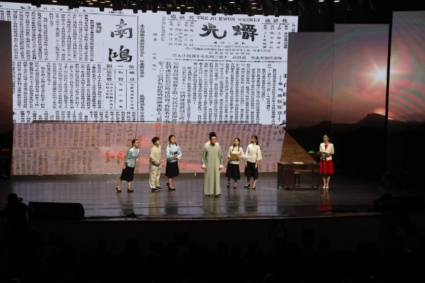 重师学子将《南鸿》《爝光》搬上舞台,让红色故事焕发时代光彩。bw西汉姆联中文供图 重师学子将《南鸿》《爝光》搬上舞台,让红色故事焕发时代光彩。bw西汉姆联中文供图